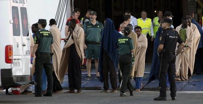 Llegada al puerto de Motril, en Granada, de 21 migrantes rescatados de una patera ocupada por 49 personas, de las que 22 están desaparecidas. EFE/Miguel Paquet