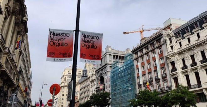 Carteles de la campaña institucional del Ayuntamiento de Madrid para el Orgullo, en la madrileña calle de Alcalá. MÁS MADRID