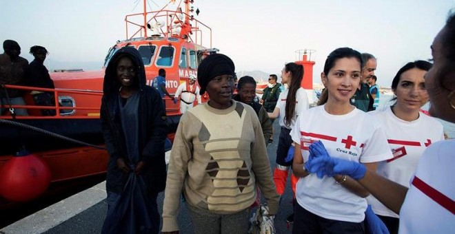 23/06/2019.- Llegada al puerto de Motril (Granada) de las 77 personas de origen subsahariano rescatadas por Salvamento Marítimo esta tarde en las cercanías de la isla de Alborán, entre ellas tres mujeres, que viajaban en tres pateras. EFE/Miguel Paquet