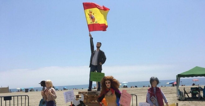 Uno de los júas retirado, que representa a Santiago Abascal con una bandera de España.