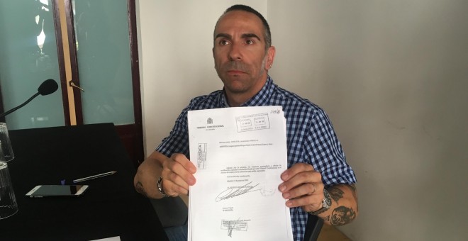 David Couso, hermano del periodista asesinado, muestra la  la sentencia del Tribunal Constitucional emitida este 24 de junio./ NOELIA TABANERA