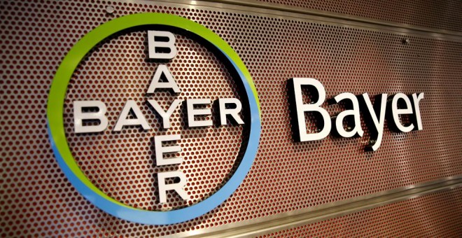 El logotipo de Bayer, en la conferencia de prensa para presentar los resultados anuales de la química alemana, en su sede de Leverkusen. REUTERS / Wolfgang Rattay