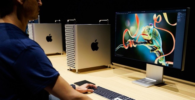 03/06/2019 - Un hombre usando un Mac Pro durante una feria en California, Estados Unidos. / REUTERS - MASON TRINCA