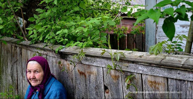 Anciana de la vecina población de Maryanivka, también en el área de Polyssia. /FERRAN BARBER