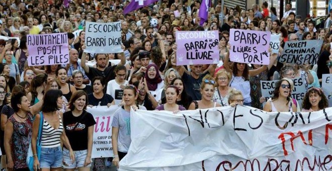 Concentración de repulsa por la agresión sexual sufrida en la madrugada del domingo por una menor de 17 años en Manresa (Barcelona). (SUSANNA SÁEZ | EFE)