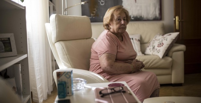 María del Carmen García, en el salón de su casa, en la calle Toledo de Madrid. Casi tres décadas después de comprar su casa, está rodeada de turistas e inquilinos que se marchan.- JAIRO VARGAS