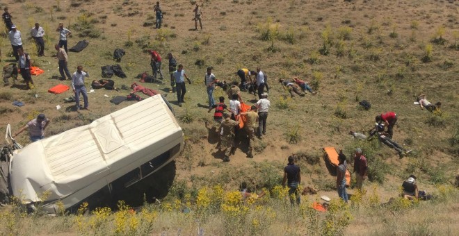 Imagen de la furgoneta accidentada cerca de la localidad turca de Özalp, en la que viajaban 67 personas migrantes.- REUTERS/ STRINGER