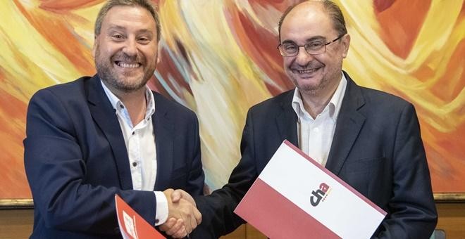 El presidente en funciones del Gobierno de Aragón, Javier Lambán, y el presidente de Cha, José Luis Soro, firmaron este viernes el acuerdo de investidura. / PSOE