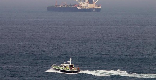 Vista desde Algeciras del petrolero iraní Grace 1. EFE