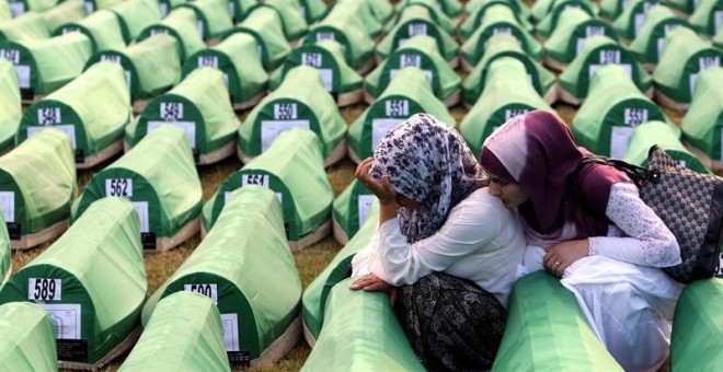 Una foto de archivo del 11 de julio de 2010 muestra a mujeres musulmanas bosnias llorando sobre un ataúd durante el funeral de 775 musulmanes bosnios recién identificados en el Centro Conmemorativo Potocari en Srebrenica. EFE/EPA/Fehim Demir
