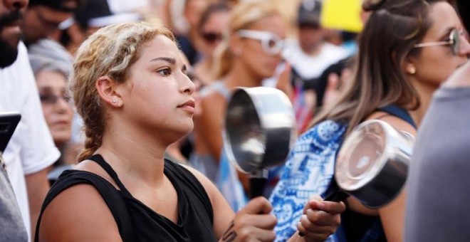 anifestantes protestan durante un 'Cacerolazo' para exigir la dimisión del gobernador de Puerto Rico Ricardo Rosselló este sábado en San Juan (Puerto Rico).