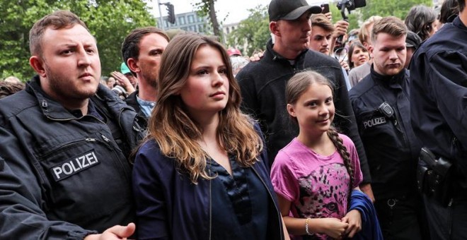 19/07/2019.- La activista sueca Greta Thunberg junto a la activista alemana Luisa Neubauer (C) en las marchas de 'Fridays for Future' de Berln. EFE/EPA/Felipe Trueba