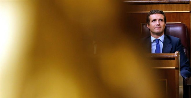 22/07/2019.- El líder del PP, Pablo Casado, asiste en el hemiciclo del Congreso a la primera jornada del debate de investidura, en la que el líder socialista español, Pedro Sánchez, afronta desde este lunes el debate que puede desembocar en su elección co