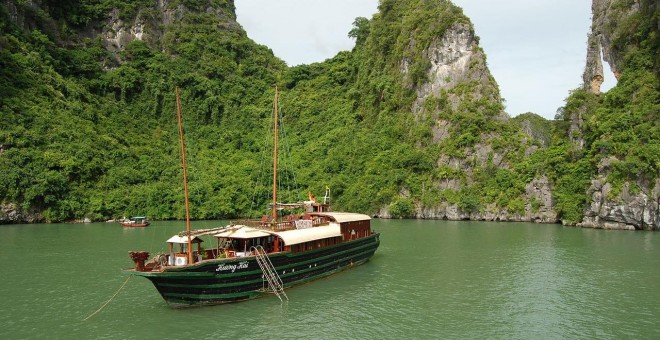 Un barco turístico en la bahía de Ha Long  / WIKIMEDIA