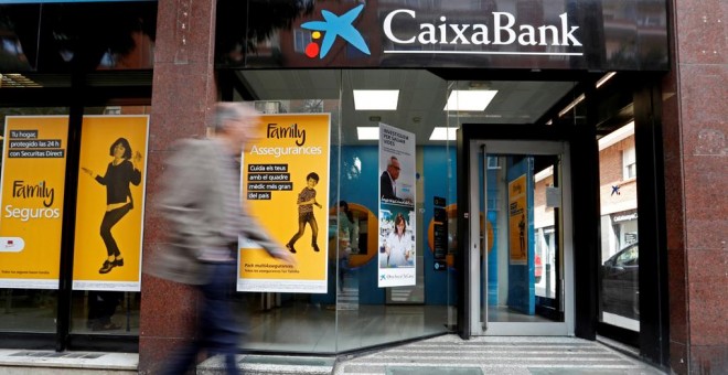 Una oficina de Caixabank en Barcelona. REUTERS/Yves Herman
