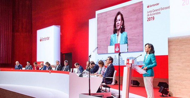 La presidenta de Banco Santander, Ana P. Botín, en la junta extraordinaria de accionistas que ha aprobado la ampliación de capital para la opa sobre su filial de México.