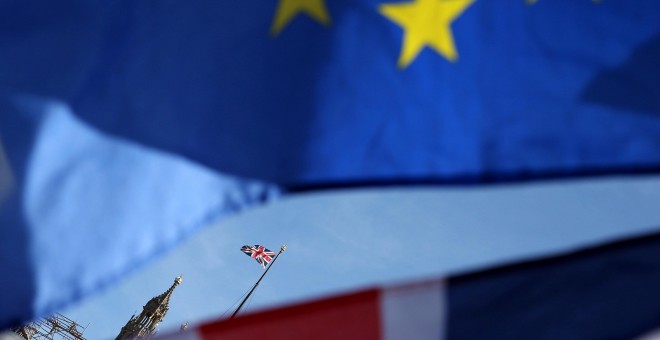 Banderas de la UE y de Reino Unido cerca del Parlamento Britçánico, en Londres, en una manifestación anti-Brexit. EFE/EPA/Hollie Adams