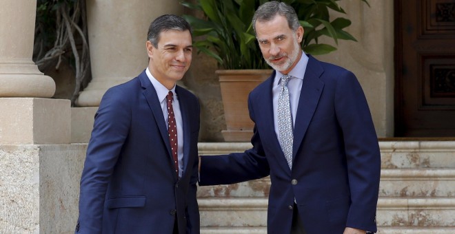 El rey Felipe VI y el presidente del Gobierno en funciones, Pedro Sánchez, en la entrada del Palacio de Marivent donde han celebrado el tradicional despacho de verano. EFE/Ballesteros