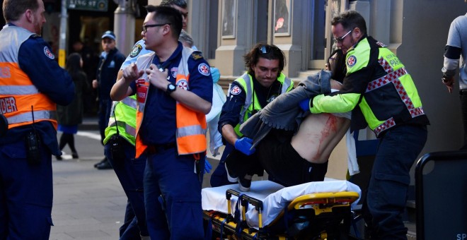 13/08/2019 - La mujer que fue apuñalada es atendida por los servicios médicos en Sídney (Australia) / REUTERS