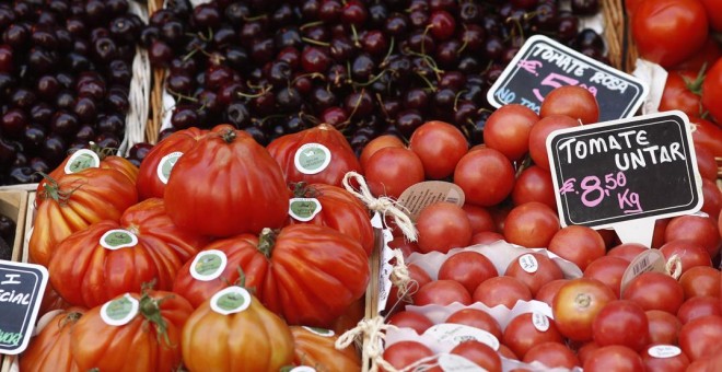 Tomates y cerezas en un mercado. E.P./ Eduardo Parra