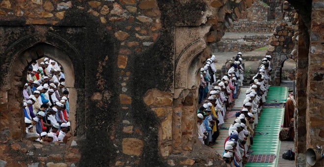 12/08/2019 - Musulmanes rezan durante las celebraciones del Eid al-Adha en las ruinas de la mezquita en Nueva Delhi. / REUTERS - ANUSHREE FADNAVIS