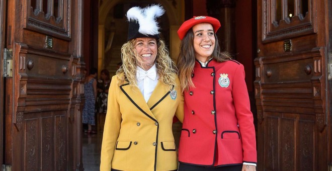 La portavoz de Naizen, Beatriz Sever (derecha), junto a Itsasne Núñez (izquierda), txupinera de este año. EFE/Miguel Toña