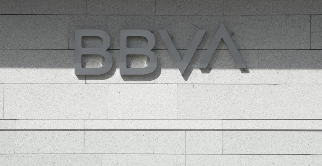 El logo del BBVA en la fachada del edificio 'La Vela', sede del banco en la zona norte de Madrid.E.P./Eduardo Parra