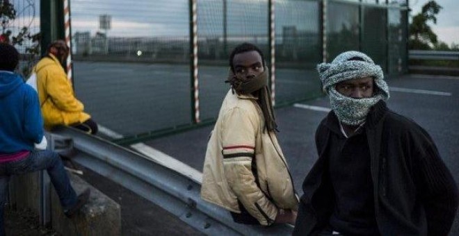 03/08/2015 - Migrantes que esperan cruzar el Canal de la Mancha a través del túnel / EFE