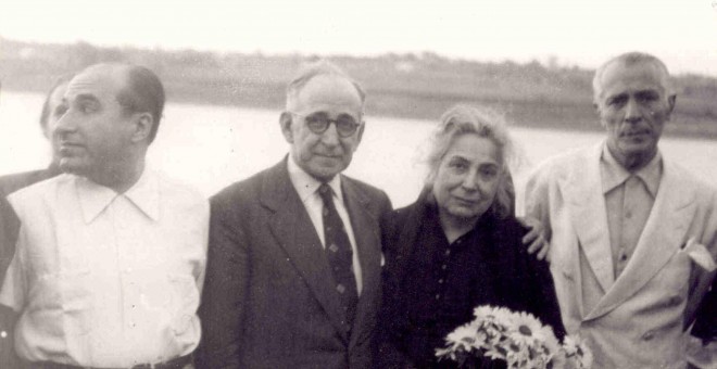 La actriz Margarita Xirgu entre Justino Zabala Muniz (izquierda) y Enrique Amorim (derecha) el día de la inauguración del primer monumento en el mundo a Lorca (1953).