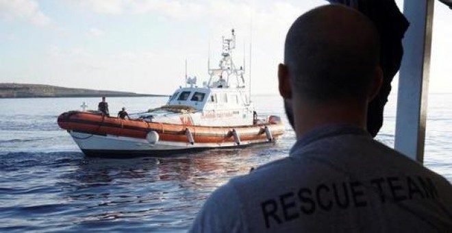 Una lancha de la Guardia Costera ante el Open Arms | EFE