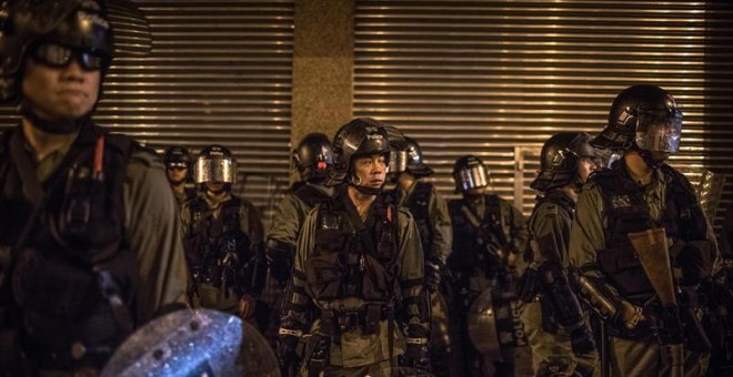 Policías durante la nueva masiva manifestación contra el Gobierno en Hong Kong. - EFE