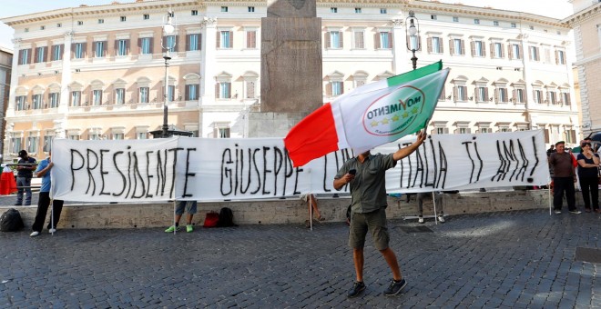 20/08/2019 - Activistas del M5S se manifiestan frente al Palazzo Montecitorio, antes de un discurso del primer ministro Giuseppe Conte / REUTERS - Remo Casilli