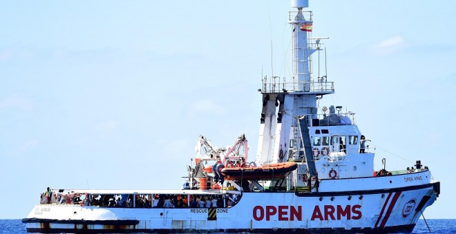 16/08/2019.- El barco humanitario español Open Arms con los 90 migrantes a bordo. REUTERS/Guglielmo Mangiapane