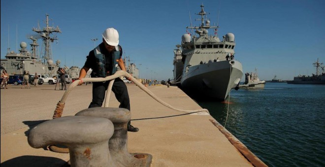 Un operario suelta el amarre del buque Audaz de la Armada española en el puerto de Rota, en Cádiz.- REUTERS