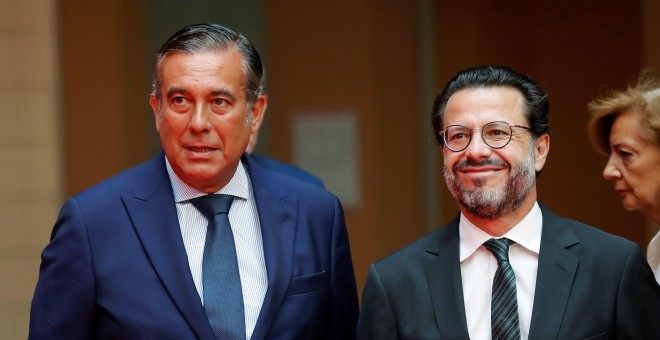 Enrique López (i), nuevo consejero de Justicia, Interior y Víctimas del Terrorismo de la Comunidad de Madrid, y Javier Fernández-Lasquetty, de Hacienda y Función Pública, en la toma de posesión de los miembros del Ejecutivo autonómico de Isabel Díaz Ayuso