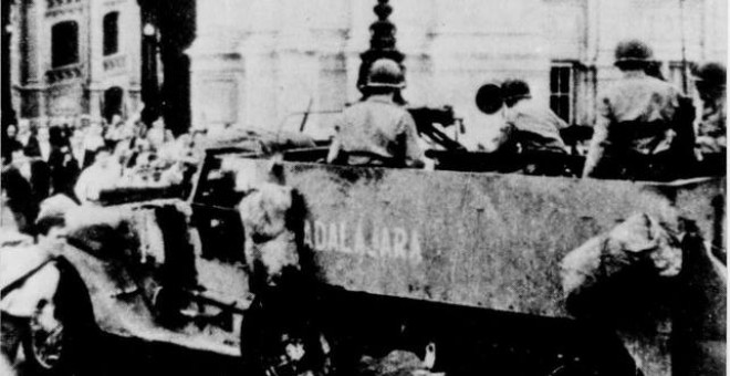 Foto de archivo de la Tanqueta Guadalajara llegando a la alcaldía de París durante la II Guerra Mundial | EFE
