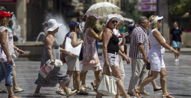 Turistas paseando por el centro de la ciudad de Valencia. EFE/Manuel Bruque