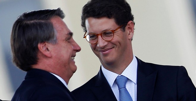 El presidente de Brasil, Jair Bolsonaro, abraza a su ministro de Medio Ambiente, Ricardo Salles, en Brasilia. REUTERS