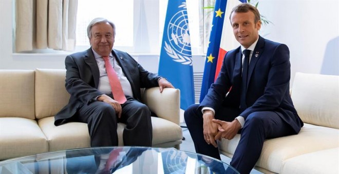El presidente francés Macron se reúne con el secretario general de las Naciones Unidas, Antonio Guterres durante el G7. / EFE
