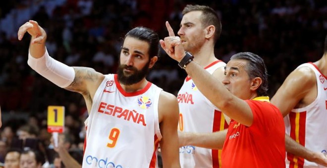 El seleccionador español de baloncesto, Sergio Scariolo (d), da instrucciones al base Ricky Rubio durante el partido ante Túnez correspondiente al Grupo C de la primera fase del Mundial de baloncesto 2019 que tiene lugar en China, disputado este sábado en