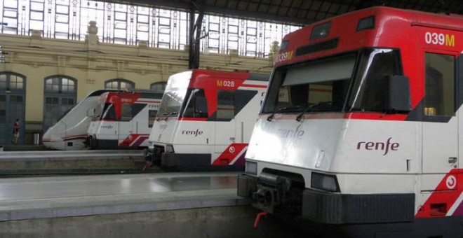 Trenes de cercanías en la estación del Norte de Valencia, en una imagen de archivo. / EFE - RENFE
