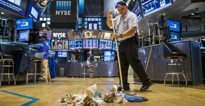 Un trabajador limpia el suelo en la Bolsa de Nueva York, el 1 de septiembre de 2015 (Reuters).