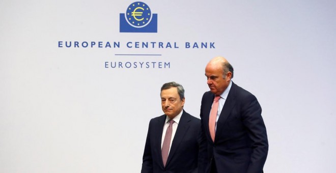 El presidente del BCE, el italiano Mario Draghi, y el vicepresidente de la entidad, el español Luis de Guindos, tras una de las ruedas de prensa mensuales en la sede del banco, en Fráncfort. REUTERS/Ralph Orlowski