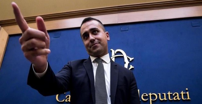 El líder del Movimiento 5 Estrellas, Luigi Di Maio, anuncia los resultados de la votación de sus bases, que han apoyado formar un gobierno con el Partido Democrático. /EFE