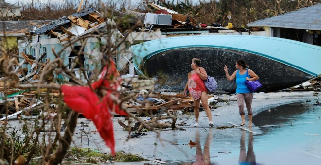 Dos mujeres pasan por una de las zonas más afectadas por el paso de Dorian en la isla Gran Ábaco. - REUTERS