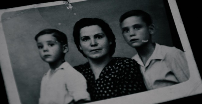 Doña Ángeles en una imagen junto a sus dos hijos. / RELATORAS PRODUCCIONES