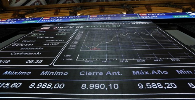 Panel informativo la evolución del Ibex 35 y del resto de indicadores del mercado, en el patrio de negociación de la Bolsa de Madrid. EFE