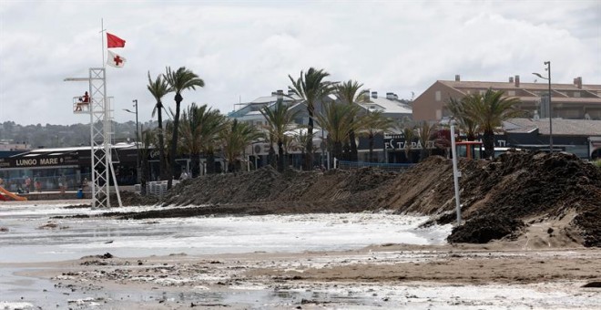 11/09/2019.-Imagen del muro de arena levantado hoy en la playa del Arenal de Jávea. La DANA (depresión aislada en niveles altos) que afecta a la Comunitat ha llevado a decretar la alerta naranja en la Comunitat Valenciana por lluvias de hasta 100 litros p
