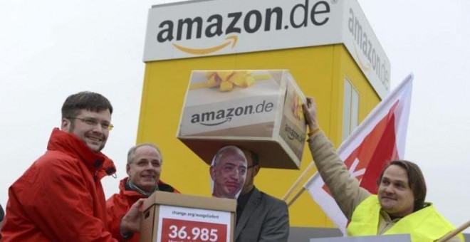Fotografía de archivo de miembros de sindicatos protestan a las puertas del centro logístico de Amazon en Bad Hersfeld (Alemania). /EFE