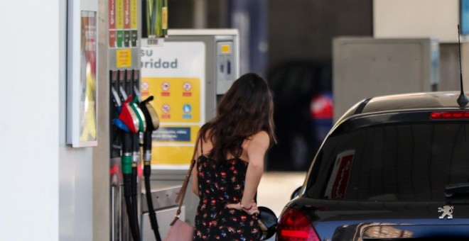 16/08/2019. - Una mujer  echa gasolina en sus coches en una gasolinera de Madrid. / Jesús Hellín Europa Press